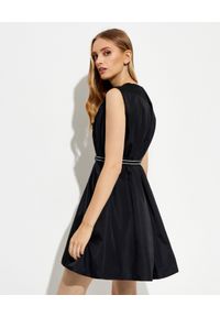 prada - PRADA - Czarna sukienka mini bez rękawów. Kolor: czarny. Materiał: materiał. Długość rękawa: bez rękawów. Typ sukienki: rozkloszowane. Długość: mini #3