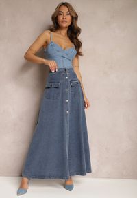 Renee - Granatowa Rozkloszowana Spódnica Jeansowa Maxi z Bawełny z Guzikami Brissa. Okazja: na co dzień. Kolor: niebieski. Materiał: bawełna, jeans. Wzór: aplikacja. Styl: casual
