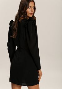 Renee - Czarna Sukienka Zarinyra. Kolor: czarny. Wzór: aplikacja. Typ sukienki: kopertowe, proste. Długość: mini