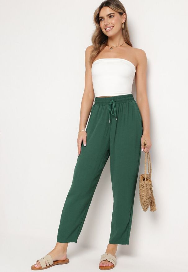 Born2be - Zielone Spodnie Luźne z Kieszeniami i Gumką w Talii oraz Sznurkiem Enivia. Okazja: na co dzień. Kolor: zielony. Styl: casual, elegancki