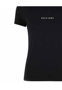 SELF LOVE - Czarny t-shirt z logo marki. Kolor: czarny. Materiał: jeans, bawełna. Wzór: aplikacja, nadruk. Styl: klasyczny, elegancki #2
