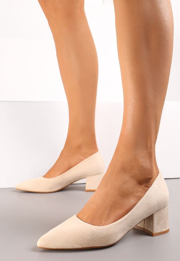 Renee - Beżowe Czółenka z Imitacji Zamszu na Niskim Słupku Rahal. Nosek buta: szpiczasty. Kolor: różowy. Materiał: zamsz. Obcas: na słupku