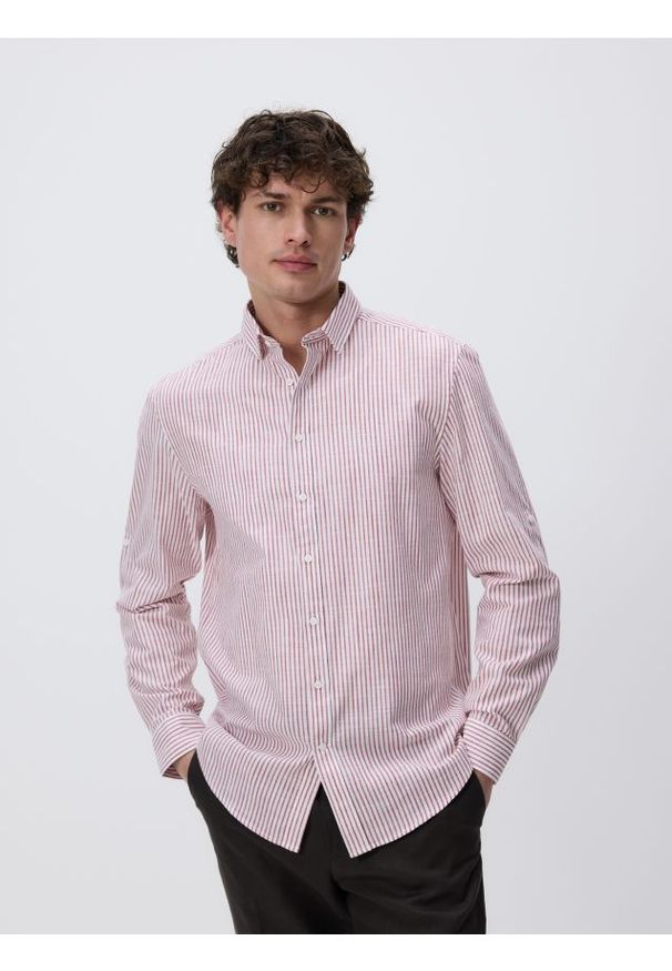 Reserved - Koszula regular fit w paski - czerwony. Kolor: czerwony. Materiał: bawełna, tkanina. Wzór: paski