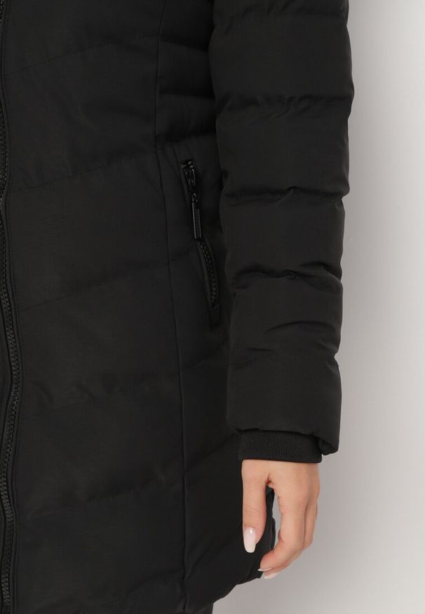 Born2be - Czarna Kurtka Pikowana z Odpinanym Futerkiem i Kapturem Taivin. Okazja: na co dzień. Typ kołnierza: golf. Kolor: czarny. Materiał: futro. Styl: elegancki, casual