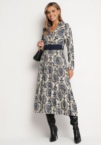 Born2be - Granatowo-Beżowa Wiskozowa Kopertowa Sukienka w Stylu Boho z Materiałowym Paskiem z Klamrą Rinovia. Okazja: na co dzień. Kolor: niebieski. Materiał: materiał, wiskoza. Wzór: aplikacja. Typ sukienki: kopertowe. Styl: boho #4