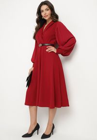 Born2be - Bordowa Rozkloszowana Sukienka Kopertowa z Bufiastymi Rękawami i Paskiem Naliris. Okazja: na co dzień. Typ kołnierza: dekolt w kształcie V. Kolor: czerwony. Materiał: skóra. Typ sukienki: kopertowe. Styl: casual #3