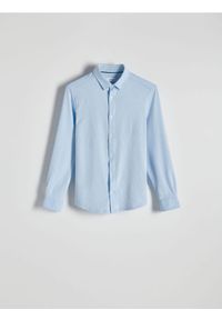 Reserved - Koszula slim fit w paski - jasnoniebieski. Kolor: niebieski. Materiał: tkanina. Wzór: paski