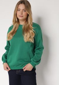 Born2be - Zielona Bluza z Bawełną Ozdobiona Przeszyciami Fezoria. Okazja: na co dzień. Kolor: zielony. Materiał: bawełna. Wzór: aplikacja. Styl: casual, klasyczny #1