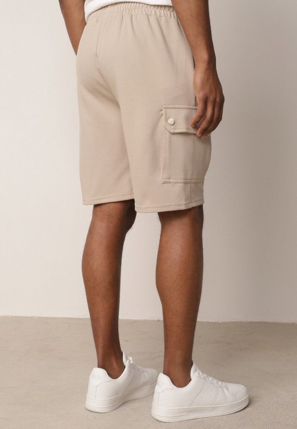 Born2be - Beżowe Szorty z Bawełną w Stylu Safari z Kieszeniami Cargo Sabririla. Okazja: na co dzień. Kolor: beżowy. Materiał: bawełna. Długość: długie. Sezon: lato. Styl: casual