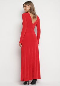 Born2be - Czerwona Długa Sukienka z Ozdobnym Dekoltem i Biżuteryjnymi Detalami Nerosha. Kolor: czerwony. Długość rękawa: długi rękaw. Styl: klasyczny, elegancki. Długość: maxi #7
