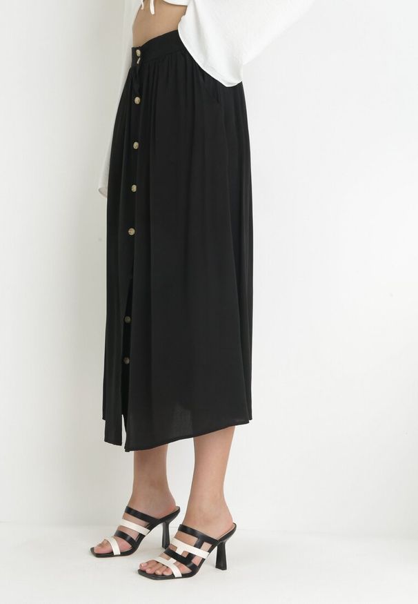Born2be - Czarna Spódnica Maxi z Guzikami i Gumką w Pasie Aurorsa. Okazja: na co dzień. Kolor: czarny. Styl: elegancki, casual, klasyczny