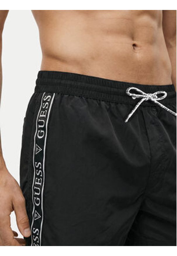 Guess Szorty kąpielowe F6GT00 WN162 Czarny Regular Fit. Kolor: czarny. Materiał: syntetyk