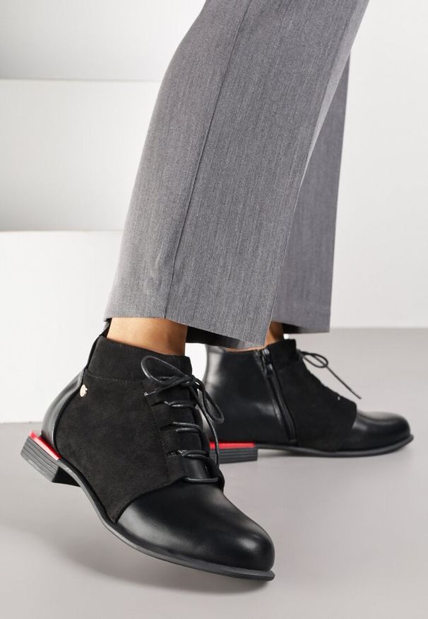 Renee - Czarne Botki Vices ze Sznurowaną Cholewką Uzvila. Okazja: na co dzień. Kolor: czarny. Materiał: lakier, jeans. Szerokość cholewki: normalna. Styl: elegancki, casual, street