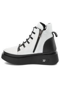 Białe Botki Artiker Modne Obuwie Damskie. Okazja: na co dzień. Kolor: biały. Materiał: materiał. Obcas: na obcasie. Styl: klasyczny, casual, elegancki. Wysokość obcasa: średni #7