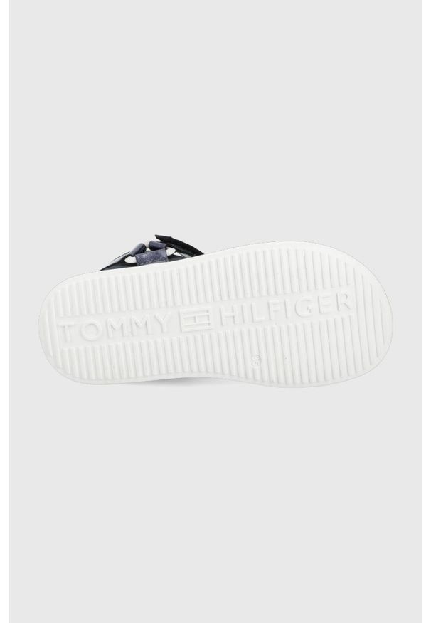 TOMMY HILFIGER - Tommy Hilfiger sandały dziecięce kolor granatowy. Zapięcie: rzepy. Kolor: niebieski. Materiał: guma. Obcas: na platformie