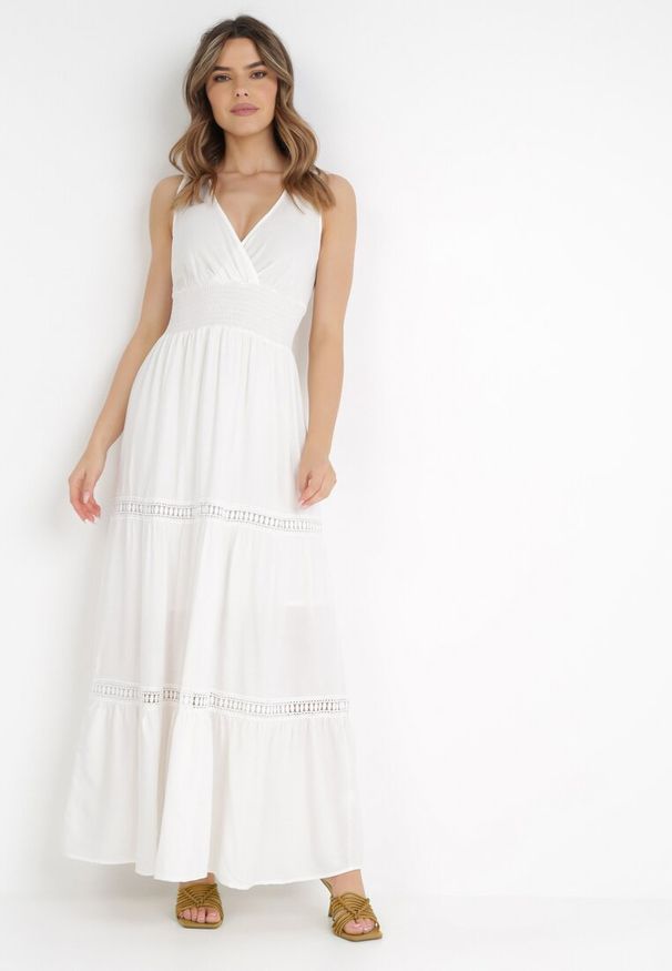 Born2be - Biała Sukienka Rhenemisa. Kolor: biały. Materiał: koronka. Długość rękawa: na ramiączkach. Typ sukienki: kopertowe. Długość: maxi