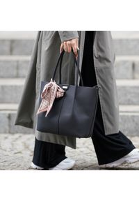 Shopperka z ozdobną wstążką Solier FL35 czarna. Kolor: czarny. Sezon: lato. Materiał: skórzane. Styl: klasyczny, elegancki, casual. Rodzaj torebki: na ramię