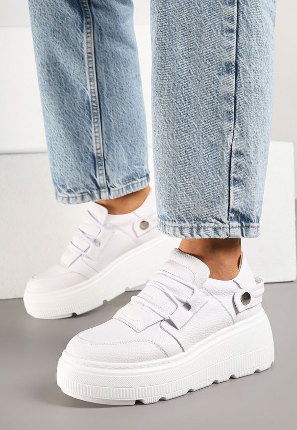Born2be - Białe Skórzane Sneakersy na Grubej Podeszwie Ozdobione Paskiem Reilana. Okazja: na co dzień. Zapięcie: pasek. Kolor: biały. Materiał: skóra. Wzór: aplikacja