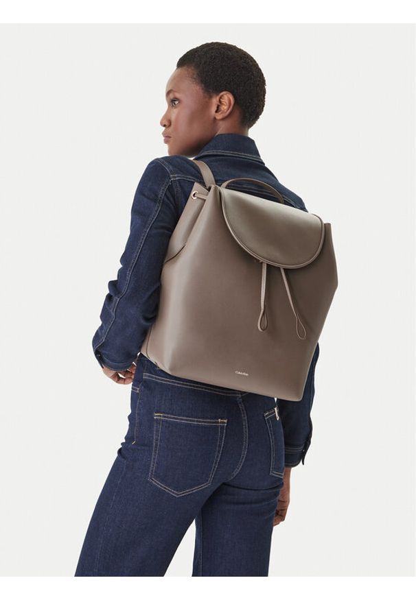 Calvin Klein Plecak Foil Logo Large Flap Backpack LV04F3505G Brązowy. Kolor: brązowy. Materiał: skóra