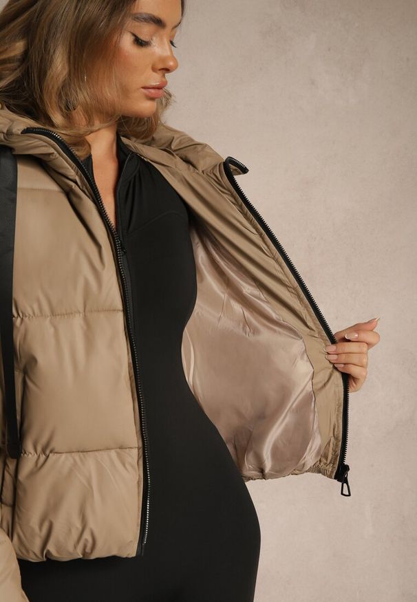 Renee - Ciemnobeżowa Kurtka Puffer z Pikowanymi Przeszyciami i Kapturem Renaria. Okazja: na co dzień. Typ kołnierza: kaptur. Kolor: beżowy. Materiał: poliester, jeans. Sezon: zima. Styl: casual