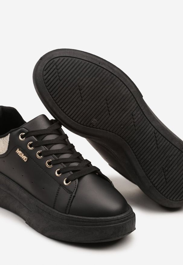 Renee - Czarno-Złote Sneakersy na Niskim Koturnie Zdobione Metalicznymi Wstawkami Alirisa. Okazja: na co dzień. Kolor: czarny. Materiał: jeans. Szerokość cholewki: normalna. Wzór: aplikacja. Obcas: na koturnie
