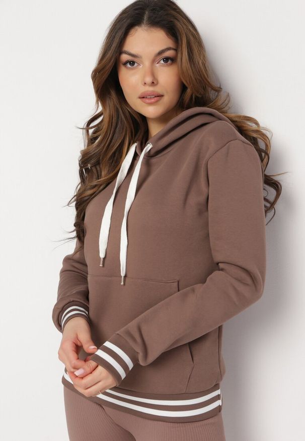 Born2be - Brązowa Bawełniana Bluza z Kapturem i Ściągaczami w Paski Nempis. Typ kołnierza: kaptur. Kolor: brązowy. Materiał: bawełna. Wzór: paski. Sezon: zima