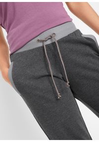 bonprix - Spodnie dresowe z kontrastowymi ściągaczami. Kolor: czarny. Materiał: dresówka. Styl: sportowy