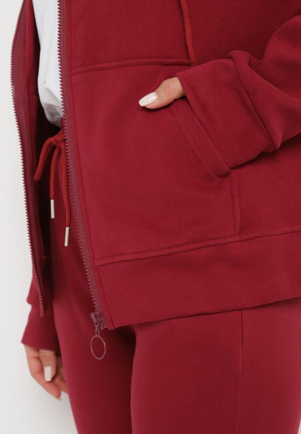 Born2be - Bordowy 2-częściowy Komplet Dresowy z Bluzą i Spodniami Seraphelle. Kolor: czerwony. Materiał: dresówka. Sport: turystyka piesza