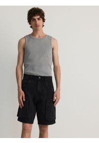 Reserved - Jeansowe szorty cargo - czarny. Kolor: czarny. Materiał: jeans #1
