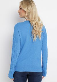 Born2be - Niebieski Sweter o Warkoczowym Splocie z Okrągłym Dekoltem Selinera. Kolor: niebieski. Materiał: dzianina. Wzór: ze splotem. Styl: klasyczny #2