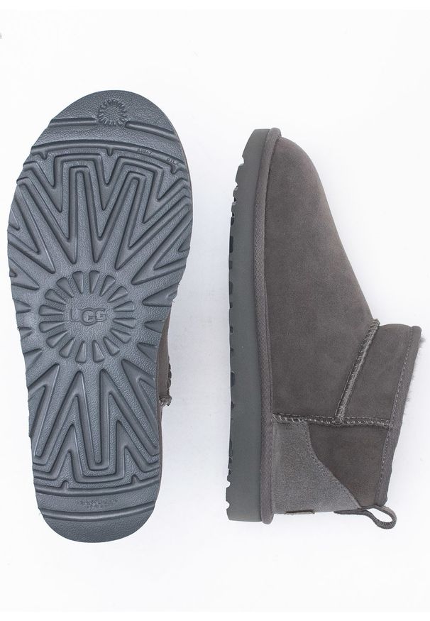 Ugg - Buty zimowe damskie szare UGG W Classic Ultra Mini. Okazja: na plażę. Kolor: szary. Materiał: materiał. Sezon: zima. Styl: młodzieżowy