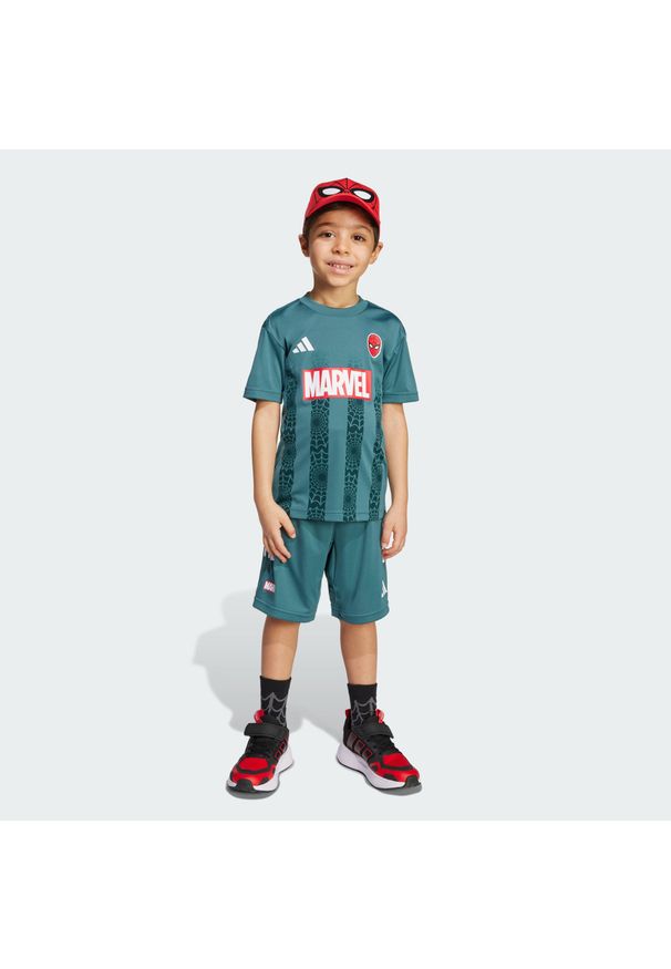 Adidas - Zestaw Marvel Spider-Man Tee Set Kids. Okazja: na uczelnię. Kolor: niebieski, wielokolorowy, biały. Materiał: dresówka. Wzór: motyw z bajki. Styl: sportowy