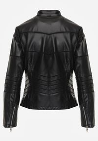 Renee - Czarna Kurtka Ramoneska z Geometrycznymi Przeszyciami Besilda. Okazja: na co dzień. Kolor: czarny. Materiał: jeans, poliester. Wzór: geometria. Styl: casual, klasyczny #4