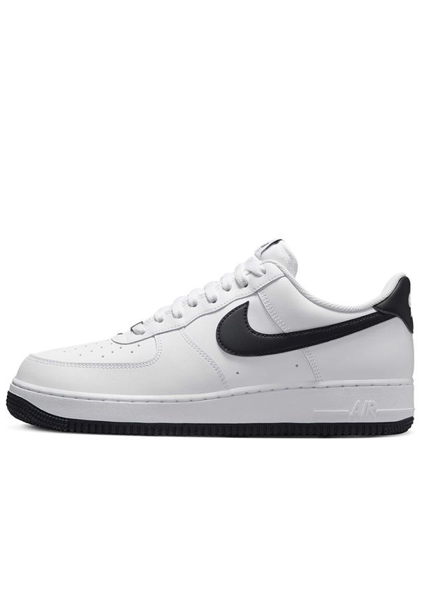 Buty męskie Nike Air Force 1 '07 FQ4296-101 - białe. Zapięcie: sznurówki. Kolor: biały. Materiał: skóra. Szerokość cholewki: normalna. Sezon: lato. Model: Nike Air Force