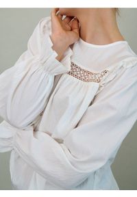 Sinsay - Bluzka z falbankami i ażurową wstawką - biały. Typ kołnierza: kołnierz z falbankami. Kolor: biały. Wzór: ażurowy #1