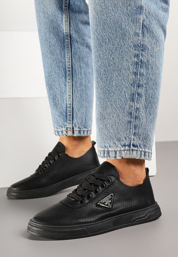 Renee - Czarne Tenisówki z Cholewką z Perforacją i Ozdobną Aplikacją Emmio. Okazja: na co dzień. Kolor: czarny. Materiał: jeans. Szerokość cholewki: normalna. Wzór: aplikacja. Styl: elegancki, casual