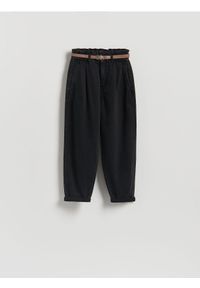 Reserved - Jeansy paperbag z paskiem - czarny. Kolor: czarny