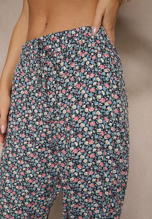 Renee - Granatowe Spodnie z Wiskozy High Waist w Kwiatowy Wzór Liosena. Okazja: na co dzień. Stan: podwyższony. Kolor: niebieski. Materiał: wiskoza. Wzór: kwiaty. Styl: casual