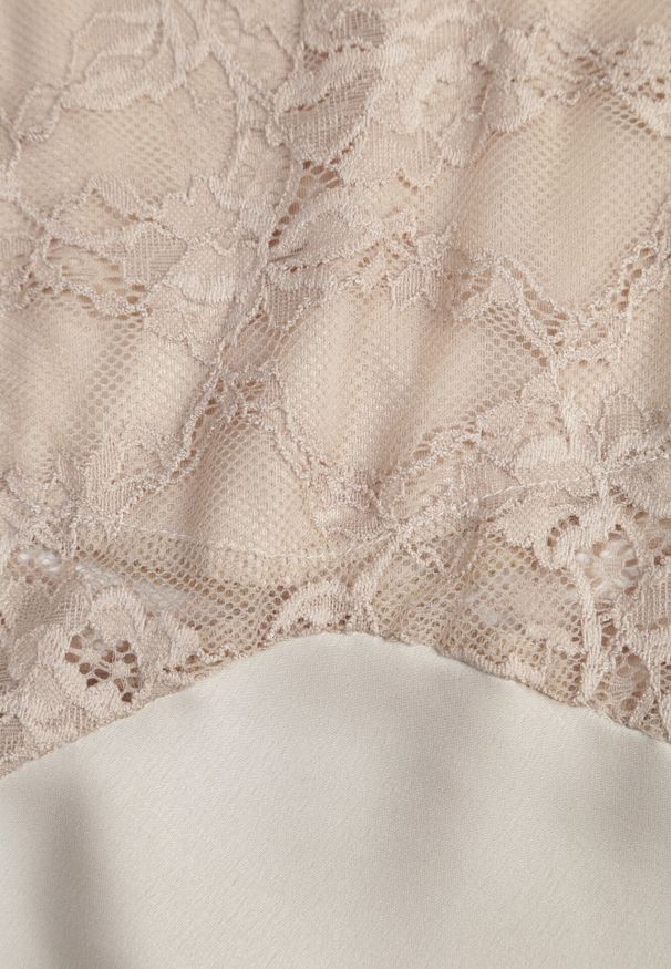 Born2be - Beżowa Koktajlowa Sukienka o Dopasowanym Kroju z Koronką Bermine. Okazja: do pracy, na wesele, na spotkanie biznesowe, na ślub cywilny. Kolor: beżowy. Materiał: koronka. Wzór: koronka. Typ sukienki: proste. Styl: wizytowy