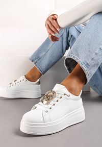 Born2be - Biało-Złote Sneakersy na Platformie z Odpinanymi Zawieszkami Przy Sznurówkach Harhi. Zapięcie: sznurówki. Kolor: biały. Materiał: jeans, bawełna. Obcas: na platformie #1