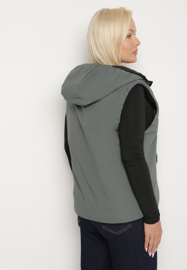 Born2be - Zielona Dwustronna Kamizelka z Kapturem Zdobiona Pikowanymi Przeszyciami Tuliona. Okazja: na spacer. Typ kołnierza: kaptur. Kolekcja: plus size. Kolor: zielony. Materiał: jeans. Wzór: aplikacja. Styl: elegancki