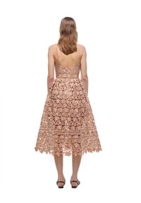 SELF PORTRAIT - Sukienka midi z koronką. Kolor: beżowy. Materiał: koronka. Długość rękawa: na ramiączkach. Wzór: koronka. Długość: midi #6