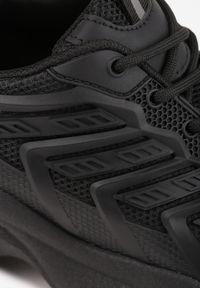 Renee - Czarne Sneakersy na Niskiej Platformie z Ozdobnymi Wstawkami na Cholewce Amrogia. Kolor: czarny. Szerokość cholewki: normalna. Obcas: na platformie #2