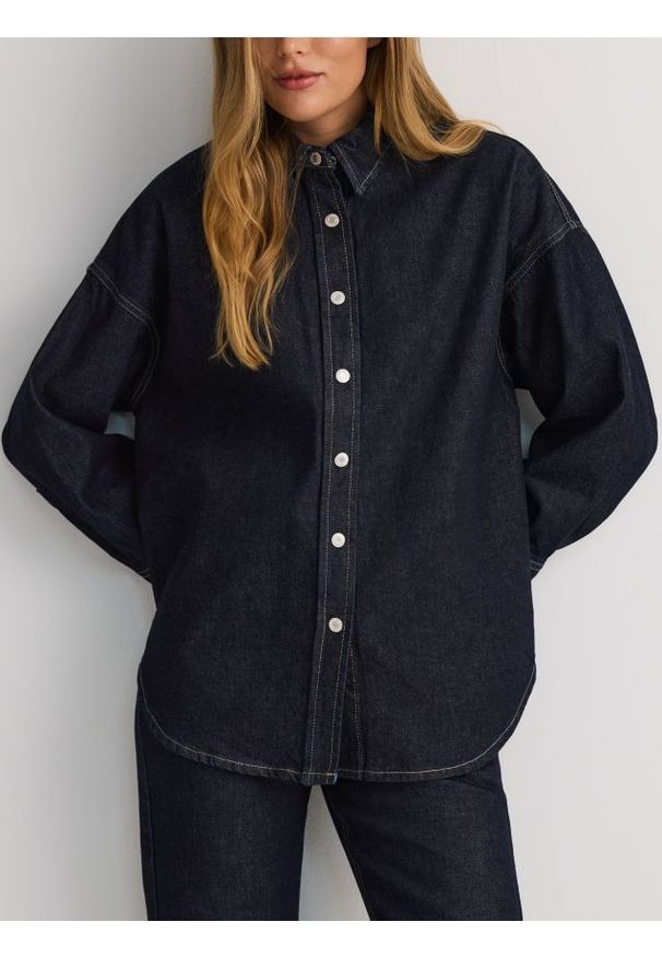 Reserved - Jeansowa koszula oversize - granatowy. Kolor: niebieski. Materiał: jeans