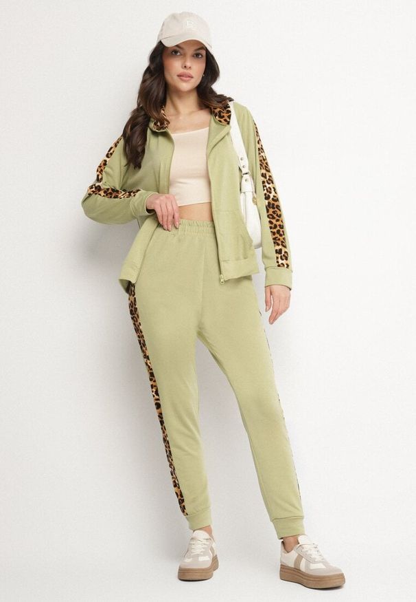 Born2be - Zielony Komplet Dresowy Bluza i Spodnie ze Zdobieniami w Panterkę Solhiris. Kolor: zielony. Materiał: dresówka. Wzór: aplikacja, motyw zwierzęcy