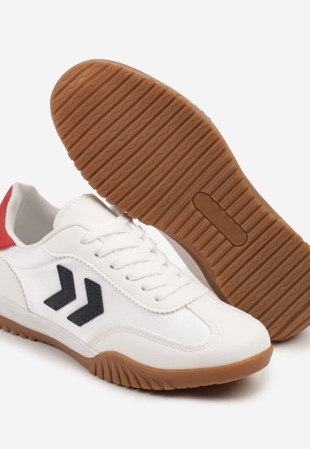 Renee - Biało-Czerwone Sneakersy Typu Kultowe Tenisówki Zdobione Przeszyciami Mepenna. Okazja: na randkę. Kolor: biały. Materiał: jeans. Wzór: aplikacja