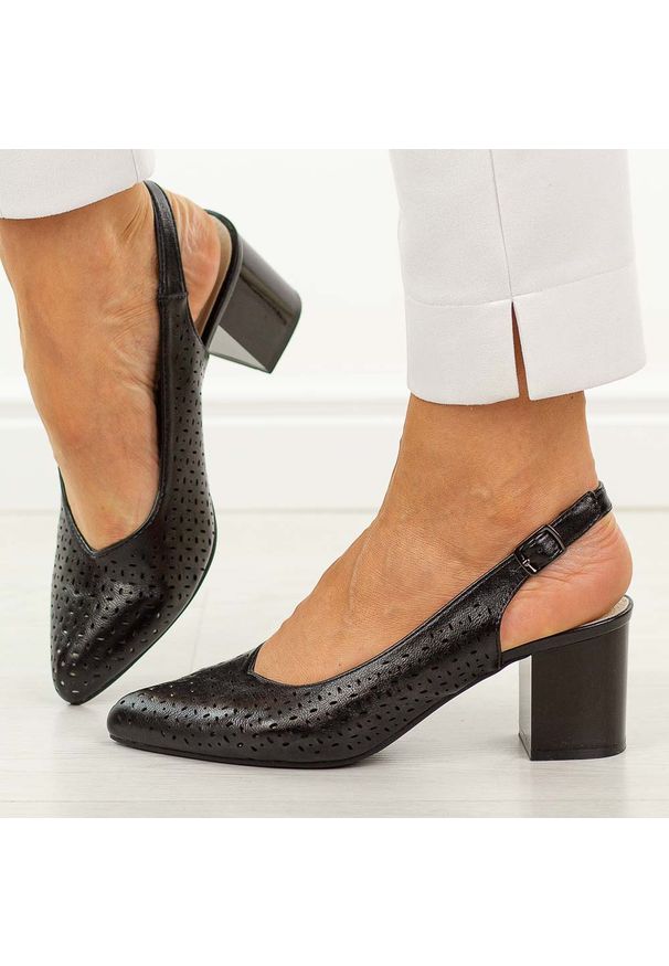 Czarne ażurowe czółenka damskie M.Daszyński 2263A-7. Okazja: na co dzień, na imprezę. Kolor: czarny. Materiał: skóra. Szerokość cholewki: normalna. Wzór: ażurowy. Sezon: wiosna, lato. Obcas: na słupku. Styl: casual, elegancki, klasyczny, wizytowy