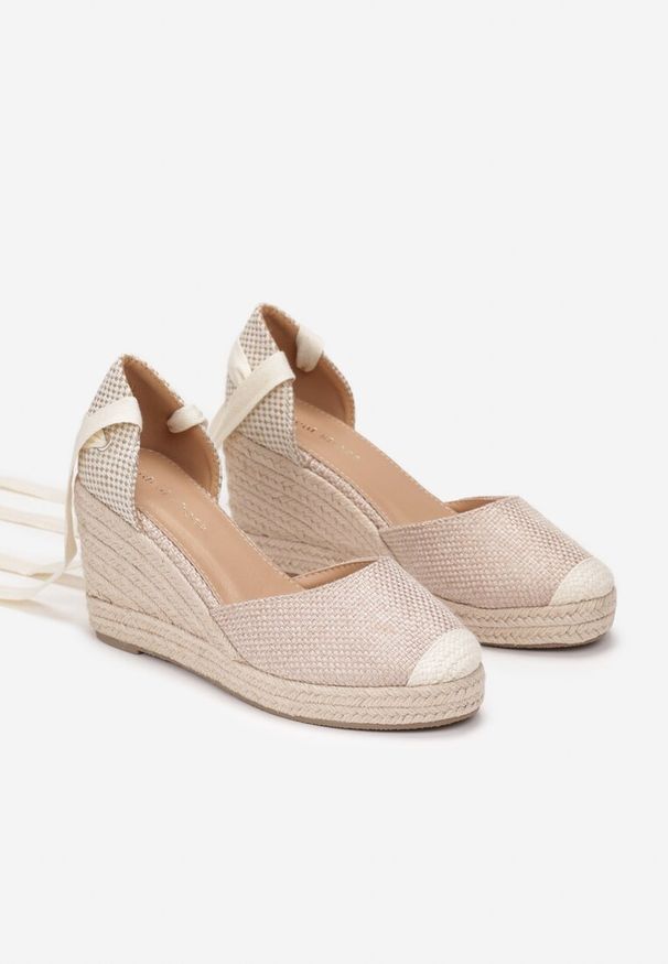 Born2be - Ciemnobeżowe Sandały Orphali. Nosek buta: okrągły. Zapięcie: pasek. Kolor: beżowy. Materiał: materiał. Obcas: na koturnie. Styl: boho