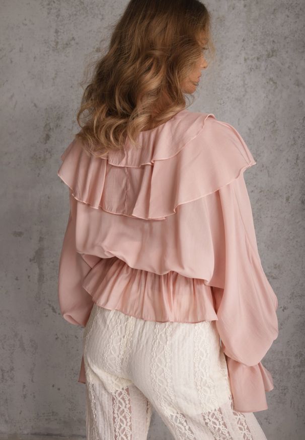 Renee - Różowa Bluzka w Typie Boho Ozdobiona Falbanami Sarlyss. Okazja: na co dzień. Typ kołnierza: dekolt w kształcie V. Kolor: różowy. Materiał: jeans. Długość rękawa: długi rękaw. Długość: długie. Wzór: aplikacja. Styl: boho