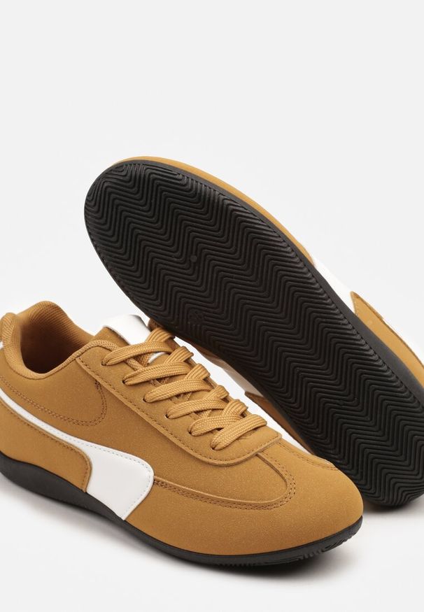 Renee - Jasnobrązowe Sneakersy Typu Klasyczne Tenisówki Zelritia. Okazja: na co dzień, na spotkanie biznesowe. Kolor: brązowy. Materiał: jeans. Szerokość cholewki: normalna. Wzór: aplikacja